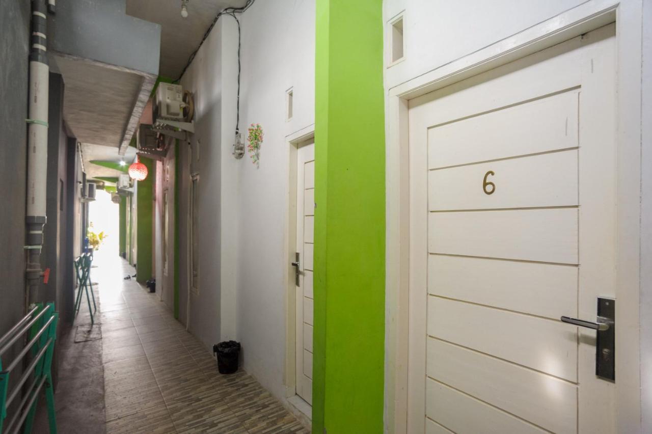 Отель Reddoorz Syariah Near Rs Advent Бандар-Лампунг Экстерьер фото