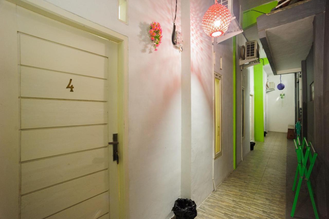 Отель Reddoorz Syariah Near Rs Advent Бандар-Лампунг Экстерьер фото