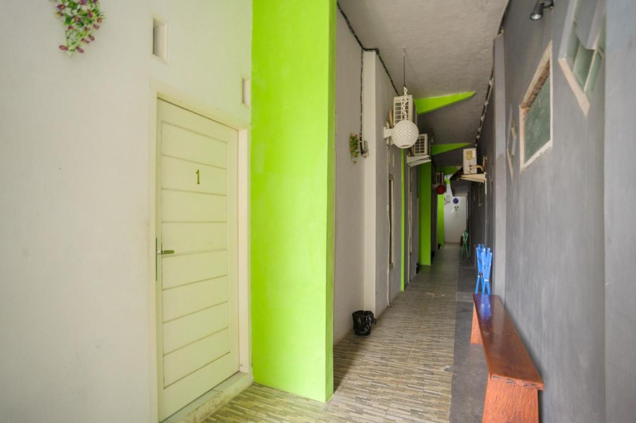 Отель Reddoorz Syariah Near Rs Advent Бандар-Лампунг Экстерьер фото