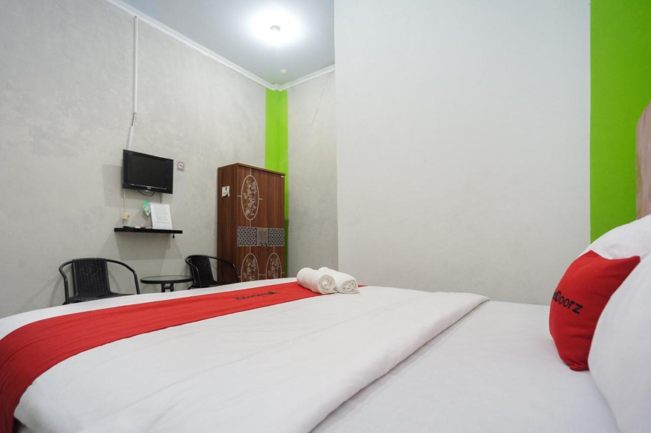 Отель Reddoorz Syariah Near Rs Advent Бандар-Лампунг Экстерьер фото