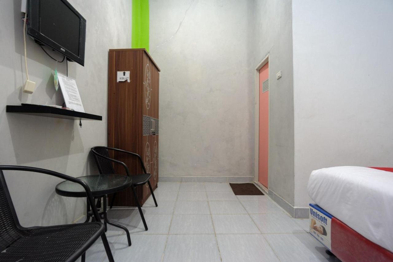 Отель Reddoorz Syariah Near Rs Advent Бандар-Лампунг Экстерьер фото