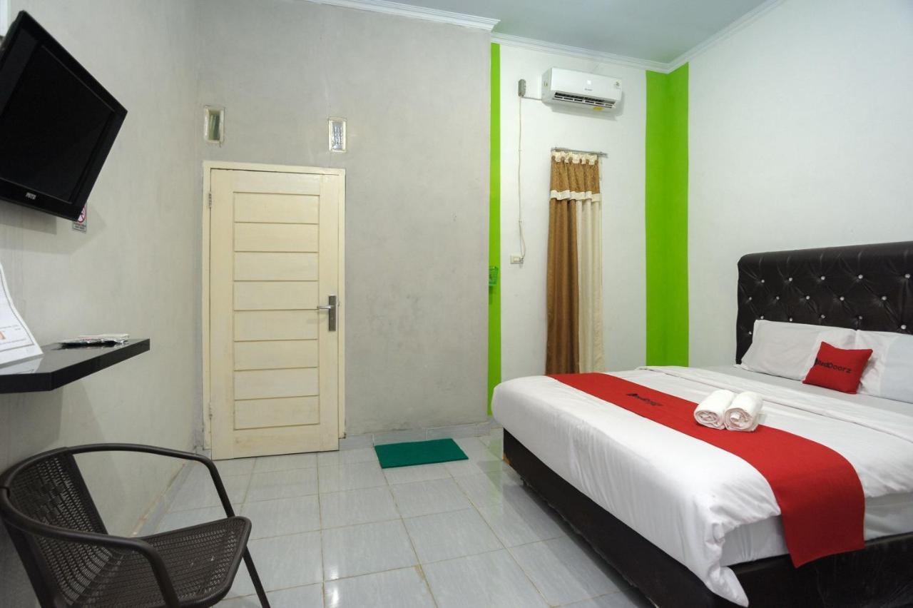 Отель Reddoorz Syariah Near Rs Advent Бандар-Лампунг Экстерьер фото