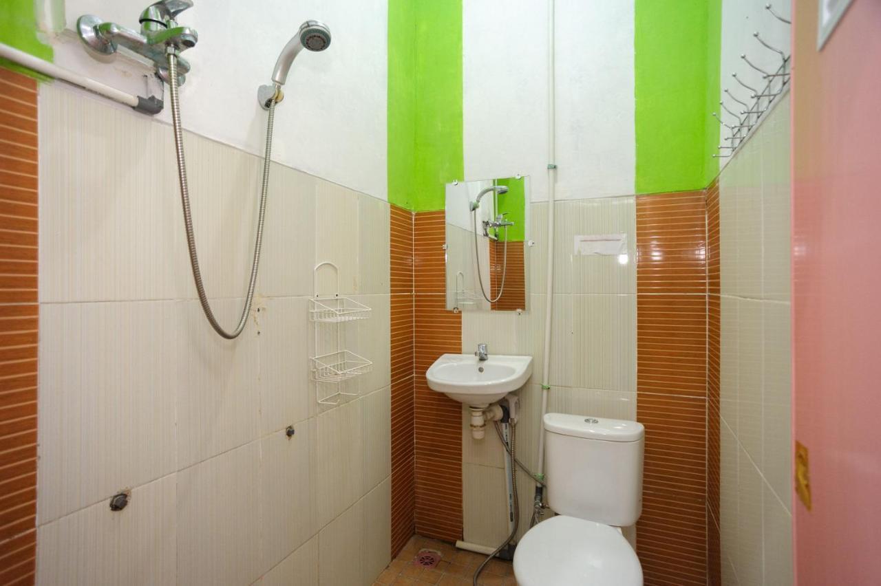 Отель Reddoorz Syariah Near Rs Advent Бандар-Лампунг Экстерьер фото