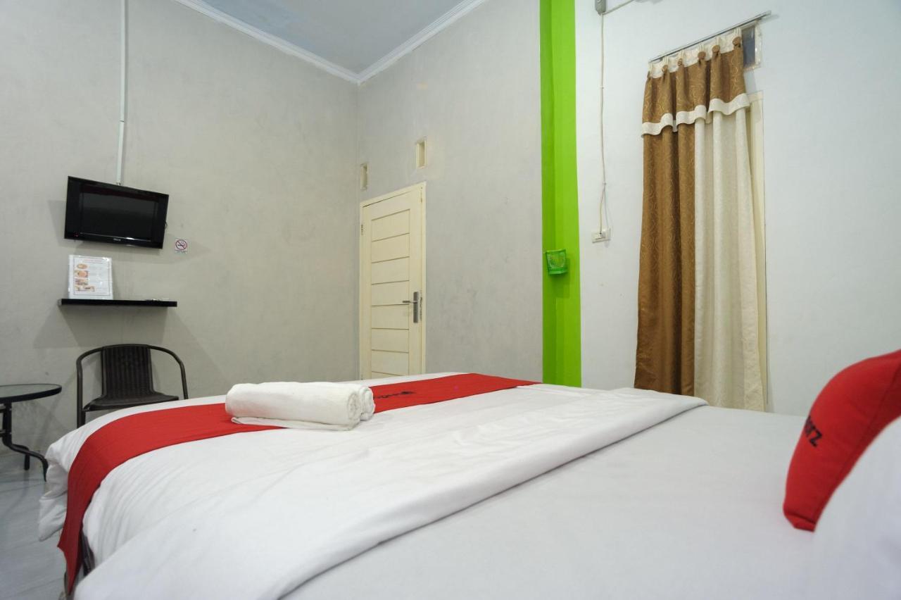 Отель Reddoorz Syariah Near Rs Advent Бандар-Лампунг Экстерьер фото