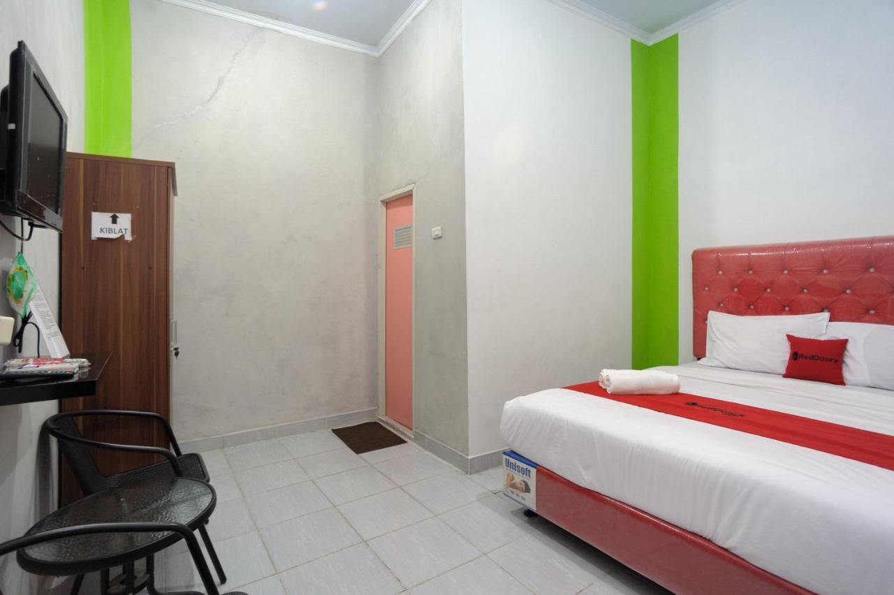 Отель Reddoorz Syariah Near Rs Advent Бандар-Лампунг Экстерьер фото